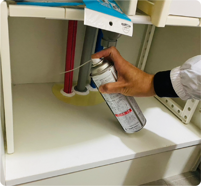 スプレーを噴霧(塗布)します。