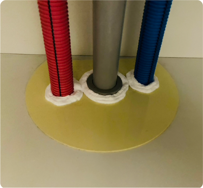 排水管接続部を塞ぎます